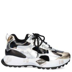 Zapatillas de la marca Exe, modelo D190608-11 en color plata. Zapatillas deportivas en combinación de materiales en color plata con detalles dorados y negros. Suela plataforma de 4 cm.  Cierre con cordones.