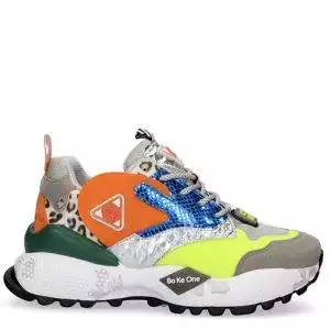 Zapatillas de la marca Exe, modelo 19V03-03 en color naranja. Zapatillas deportivas con cordones elaboradas en combinación de diferentes materiales, colores y texturas. Suela de plataforma de goma multitaco en negro. Refuerzo en puntera y talón que sobresale dando estilo a la zapatilla. Plataforma de 2 cm y cuña de 4 cm y cierre de cordones.