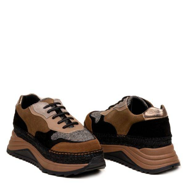 Zapatillas de la marca Gaimo modelo Olivia en color chocolate. Zapatillas deportivas en combinación de pieles y tejidos en tonos marrones. Cierre mediante cordonera, plantillas acolchadas y yute 100% ecológico con maxi suela de goma de 6 cm de altura. 