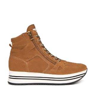 Zapatillas de la marca Nero Giardini modelo i116936D en color cuero. Zapatillas deportivas abotinadas elaboradas en piel de serraje, suela de goma con plataforma de 4,5 cm de altura. Cierre con cordones y cremallera lateral interna. Plantilla extraíble con tecnología DryGo!
