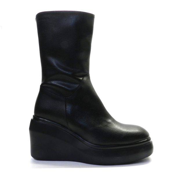 Bota de la marca Wonders modelo H5305 en color negro. Bota de caña baja en piel lisa, suela de goma con cuña.