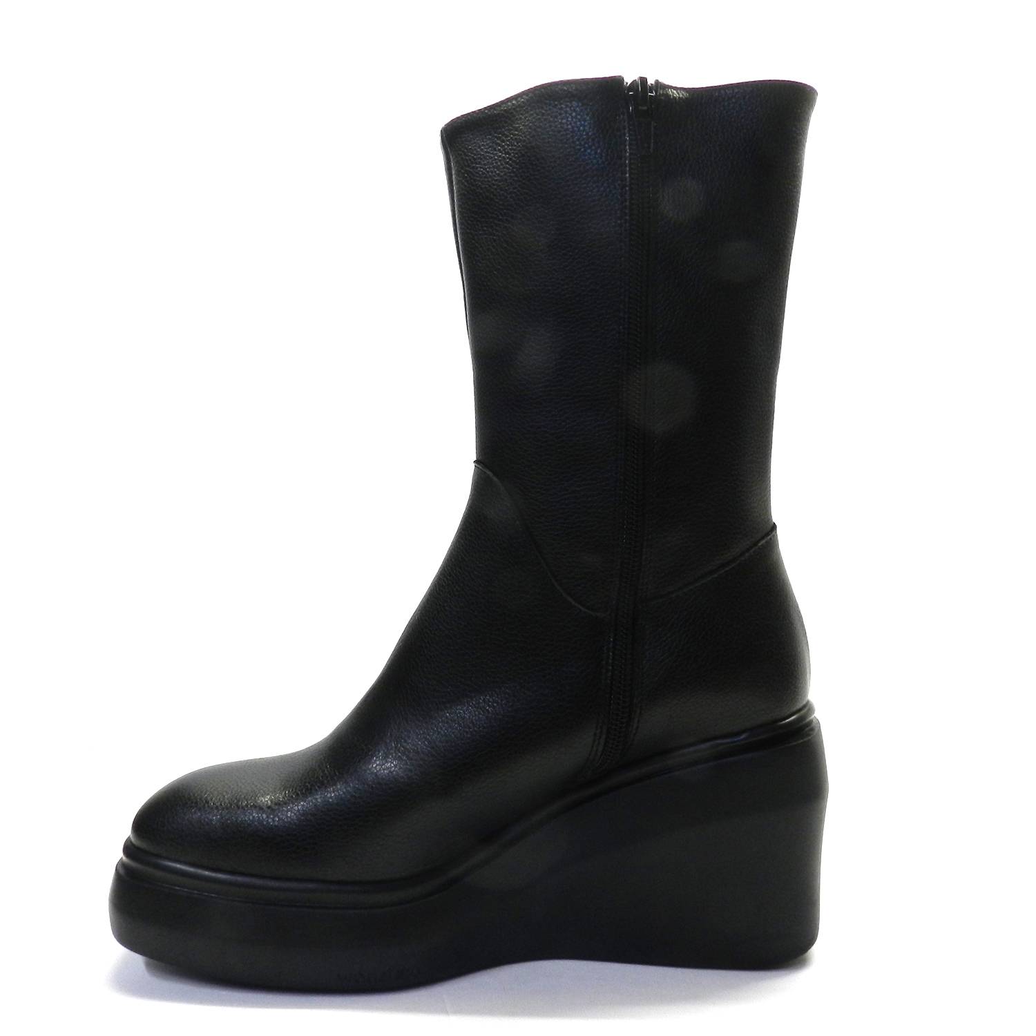 Bota de la marca Wonders modelo H5305 en color negro. Bota de caña baja en piel lisa, suela de goma con cuña.