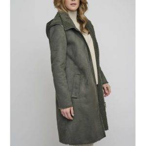 Abrigo de la marca Rino&Pelle modelo Ivana en color verde. Abrigo reversible de polipiel de largo medio, se puede usar de dos manera, por un lado polipiel con bolsillos abiertos y por el otro un acabado peludo. Cierre con cremallera y cuello de solapa. Capucha desmontable.
