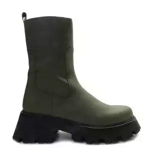 Botín de la marca Escala modelo Queen en color kaki. Botín estilo chelsea de napa mate, cierre con cremallera lateral interna y tira para facilitar el calce. Suela de goma dentada negra de 5 cm.
