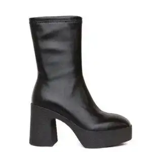 Botín de la marca Noa Harmon modelo Wolf  en color negro. Botín elaborado en napa stretch. Cierre con cremallera lateral interna. Forro interior textil y plantilla de piel. Suela de plataforma crepé de 3,5 cm y talón de 9 cm. 