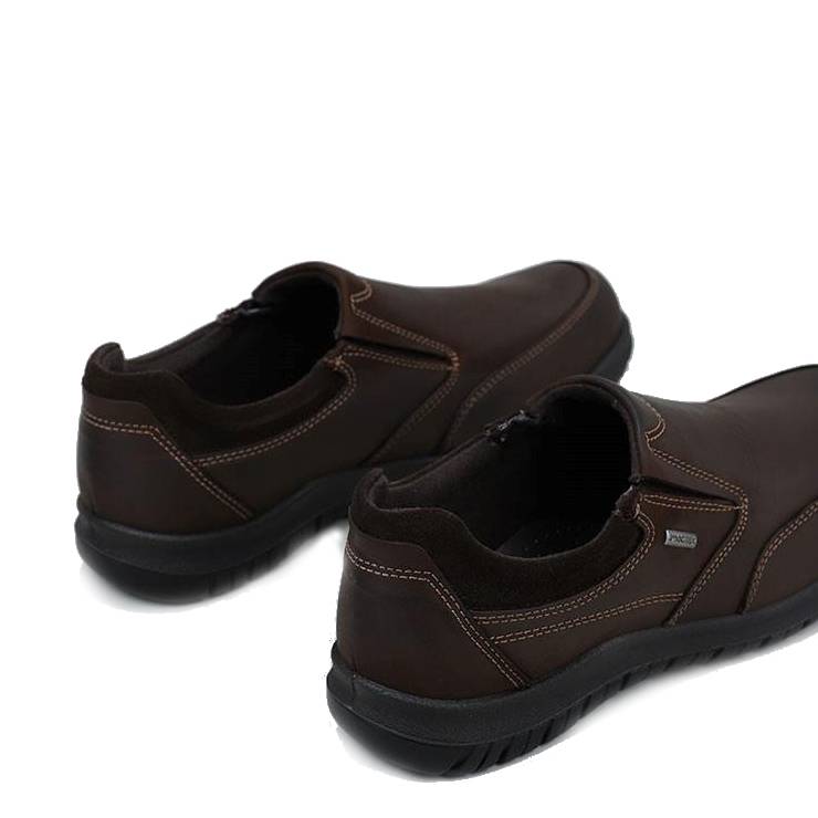 Zapatos de la marca Imac modelo 802408 en color marrón. Zapato cerrado en piel engrasada, forro interior de piel, plantilla extraíble. Sin cierre, pequeños elásticos en los laterales para facilitar el calce. Suela de goma.