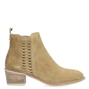 Botines de la marca Alpe modelo 2057 en color cuero. Botines tipo cowboy elaborados en piel serraje con detalle calado en el lateral. Puntera afilada y tacón alto tipo bloque de 5 cm de altura. Cierre con cremallera lateral interna.