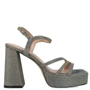 Sandalia de la marca Menbur modelo Pollux en color plata con lurex. Sandalia de tacón alto con tiras finas en la parte delantera y tira con cierre de hebilla en el tobillo. Tacón alto de 9 cm y plataforma de 3 cm al tono.