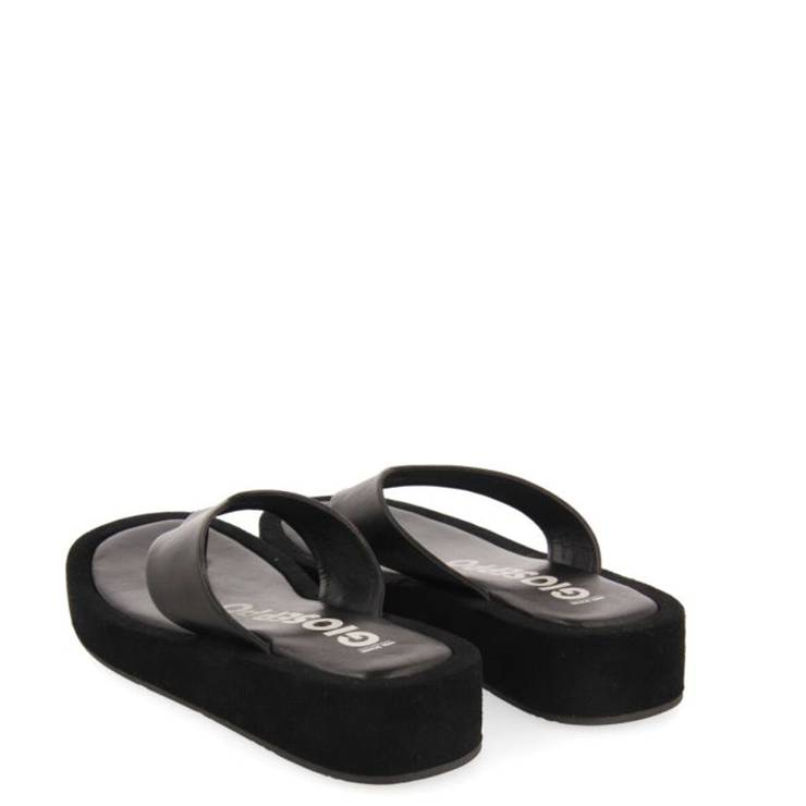Sandalia de la marca Gioseppo modelo Domats en color negro. Sandalias de tira tipo bikini. Suela de goma con volumen. Planta de piel acolchada de látex muy confortable. 