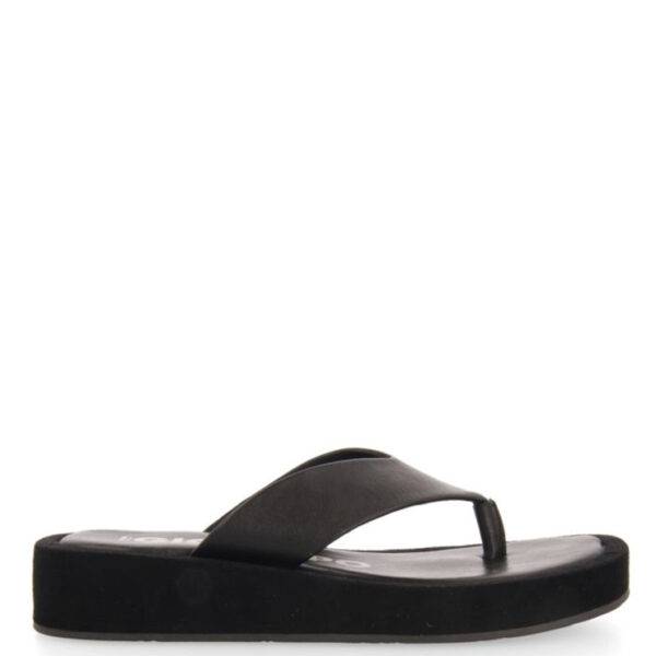 Sandalia de la marca Gioseppo modelo Domats en color negro. Sandalias de tira tipo bikini. Suela de goma con volumen. Planta de piel acolchada de látex muy confortable. 