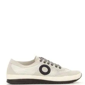 Zapatillas de la marca Aro, modelo Joaneta 3666 Chalk en color blanco con logo oscuro . Zapatillas deportivas de piel y malla de PL microfibra. Modelo con suela de goma para mayor comodidad.