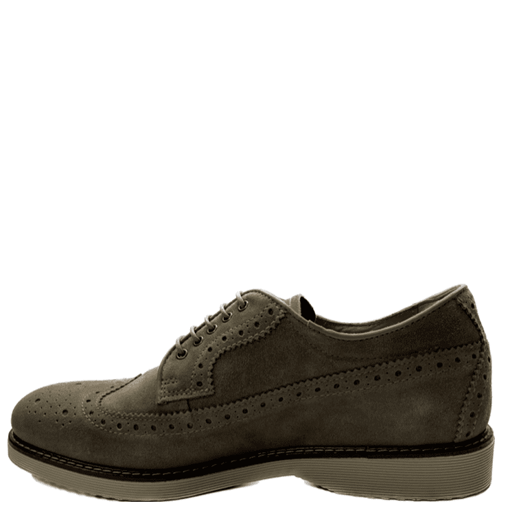 Zapato de la marca Nero Giardini modelo E302791UE en color arena. Zapato cerrado tipo blucher elaborado en nobuck, cierre con cordones, forro de piel. Suela de goma de 2 cm de altura.
