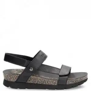 Sandalia de la marca Panamá Jack modelo Selma en color negro. Sandalia elaborada en piel napa, forro interior de piel. Plantilla anatómica y cierre con velcro. Suela de poliuretano, flexible y resistente. Cuña de 4,5 cm de altura.