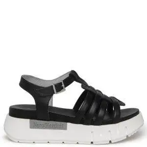 Sandalia de la marca Nero Giardini modelo E307848D en color negro. Sandalia estilo frailera con tiras trenzadas en el empeine elaborada en piel, suela de goma blanca con plataforma de 4cm. Cierre con hebilla.