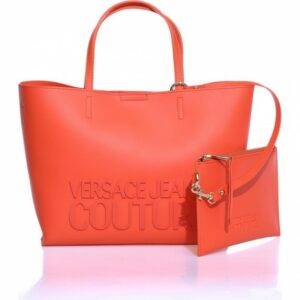 Bolso de la marca Versace modelo 74VA4BH6 en color coral. Bolso tipo mini shopper engomado. Asa corta y larga en monocolor. Cierre con imán. Medidas: 26 x 21 x 8 cm