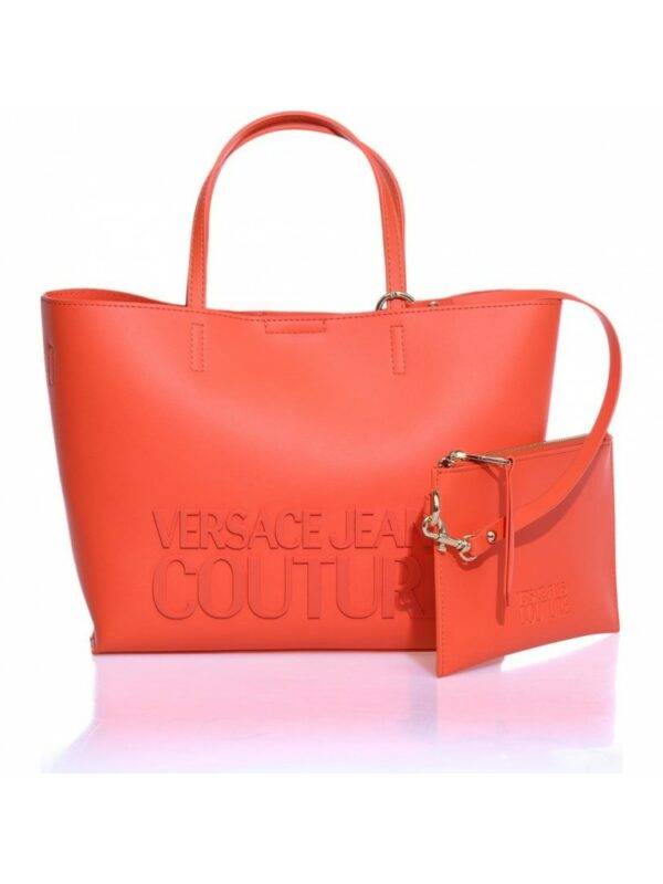Bolso de la marca Versace modelo 74VA4BH6 en color coral. Bolso tipo mini shopper engomado. Asa corta y larga en monocolor. Cierre con imán. Medidas: 26 x 21 x 8 cm
