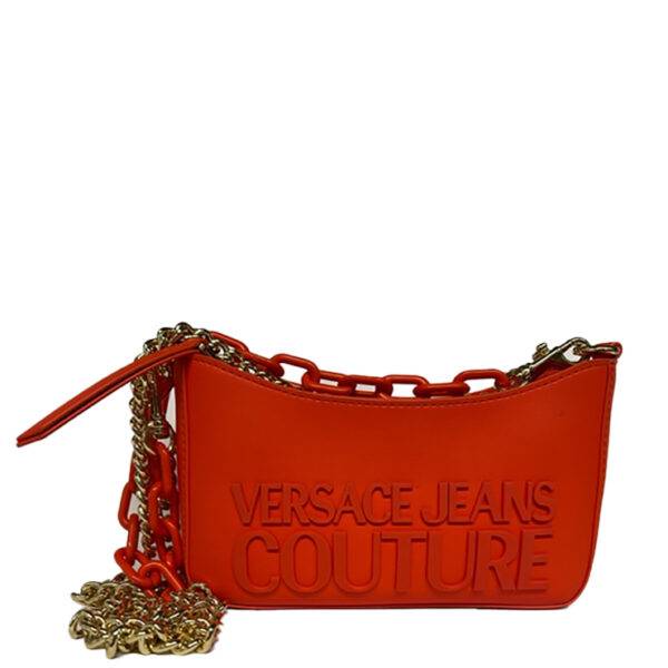 Bolso de la marca Versace modelo 74VA4BH8 en color coral. Bolso tipo mini bandolera engomado. Asa corta en cadena color coral y larga dorada. Cierre con cremallera. Medidas: 18.5 x 10 x 5 cm