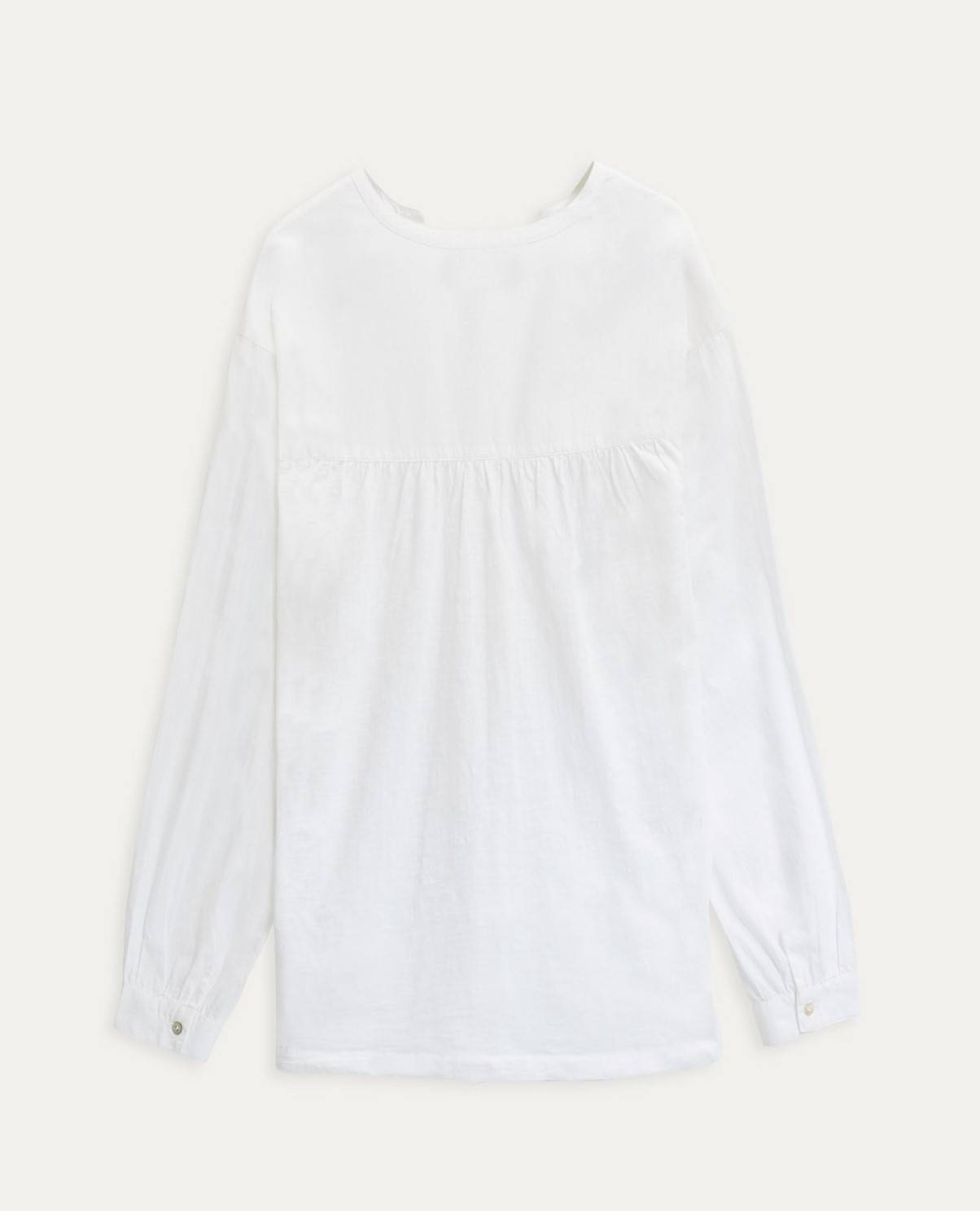 Camisa de la marca Yerse modelo 38026 en color blanco. Camisa de manga larga y cuello mao. Tejido en algodón orgánico. Detalle de bolsillo y fruncido en el bajo.