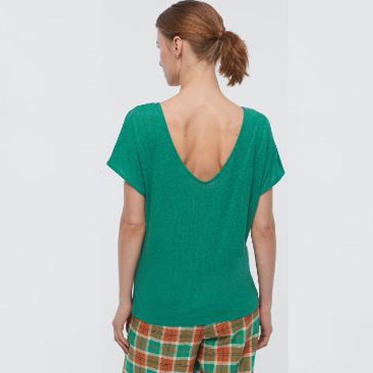 Camiseta de la marca Nice Things modelo WJQ038 en color verde. Top reversible en lino y viscosa, de manga corta y cuello en pico. 
