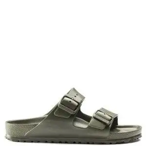 Sandalia de la marca Birkenstock modelo Arizona Eva en color kaki. Sandalia de una sola pieza, inspirada en la clásica sandalia de corcho, este modelo está hecho de EVA. Es muy ligero, lavable y resistente al agua.