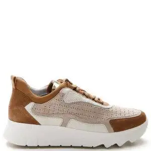 Zapato de la marca Stonefly modelo Spock 36 Velour en color beig. Zapato deportivo elaborado en napa con detalles en combinación de colores y materiales. Cierre con cordones. Suela de goma EVA de 4 cm de altura que incorpora una plantilla con tecnología Blusoft Memory®