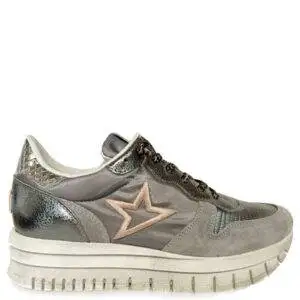 Zapatillas de la marca Cetti, modelo C-1301 SRA en color plomo. Zapatilla deportiva con plataforma elaborada en piel en combinación de materiales. Cierre con cordones y logo de estrella en el lateral.