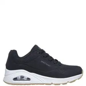 Zapatillas de la marca Skechers, modelo Uno Stand On Air en color negro. Zapatillas deportivas parte superior sintética con textura de piel lisa en color negro. Cierre con cordones. Cuello y lengüeta acolchados. Plantilla de confort Air Cooled Memory Foam y media suela con cámara de aire visible. Talón de 3,8 cm.