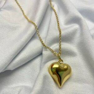 Collar con pieza con forma de corazón en color dorado. Material: Plata chapada con baño en oro. Diámetro 50 cm.