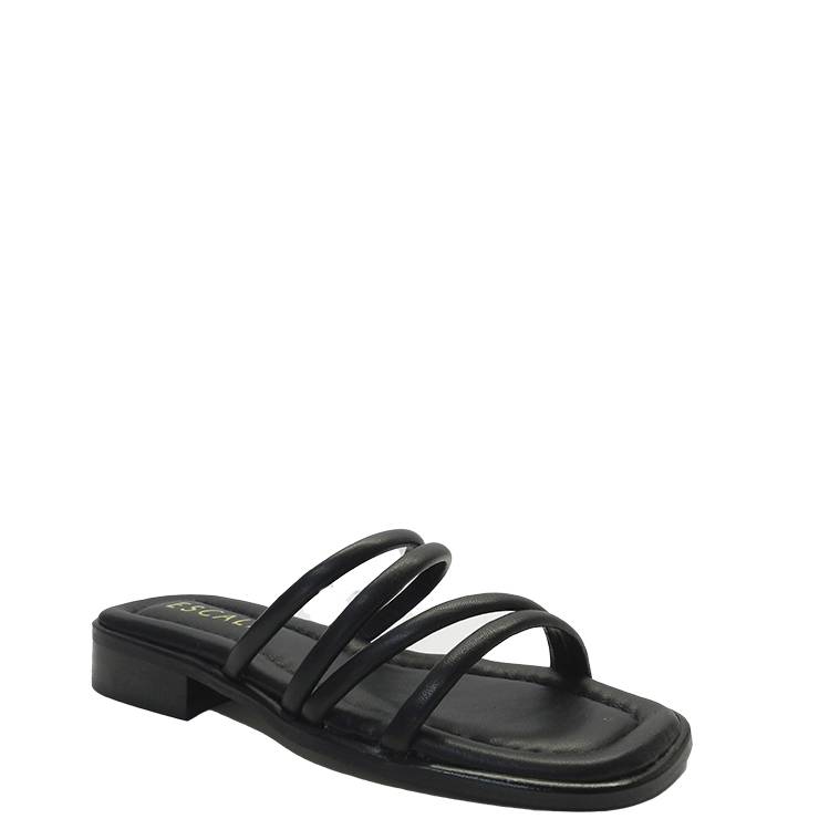 Sandalia de la marca Escala modelo Tineta en color negro. Sandalia plana con tiras de piel. Plantilla acolchada de piel. Suela antideslizante con tacón de 1cm de altura.