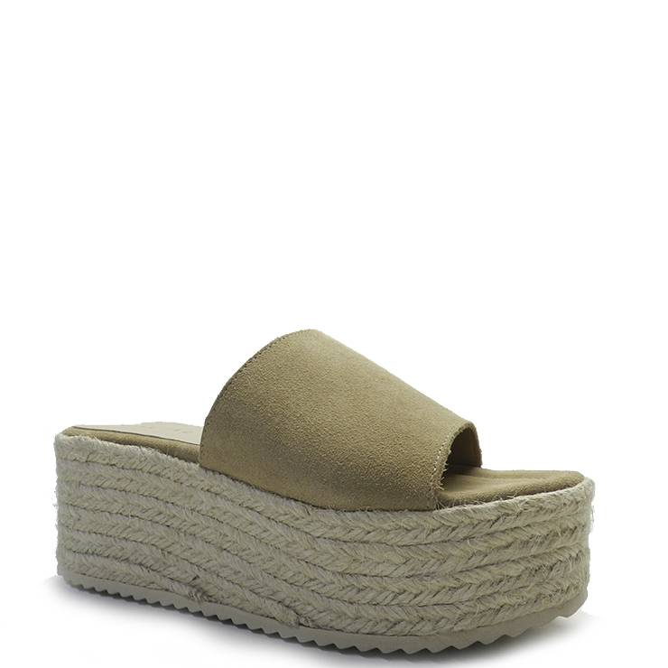 Sandalia de la marca Escala modelo Chenai en color arena. Sandalia de plataforma de esparto con pala ancha de piel de ante. ¡Muy cómoda!