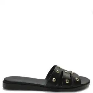 Sandalia de la marca Bryan Stepwise modelo 2530 en color negro. Sandalia plana de piel con tachas en dorado. Banda ancha troquelada y planta acolchada de piel. Muy cómoda y perfecta para cualquier ocasión.