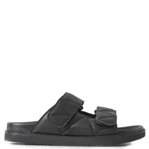 Sandalia de la marca Bryan Stepwise modelo Inês color negro. Sandalia con suela bio elaborada en tejido transpirable. Planta bio acolchada.  Suela de poliuretano de 1,5 cm de altura. Cierre con dos tiras de velcro.