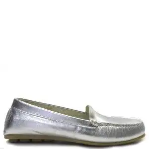 Mocasín de la marca Imac modelo 355010 en color plata. Mocasín tipo kiova en napa metalizada. Suela antideslizante.