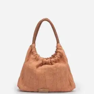 Biba Lily LIL2B azul claro. Bolso de mano de lino, asas de piel trenzadas. Bolsillos externos e internos, cierre con botón y forro de algodón. 30 x 25 x 8 cm.