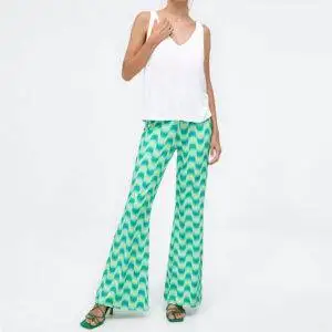 Pantalón de la marca Surkana modelo 523OAVI515 estampado en verde. Pantalón largo acampanados desde la rodilla. Cintura alta. Confeccionado con tejido elástico muy cómodo. Estampado con ondas en verde y azul.