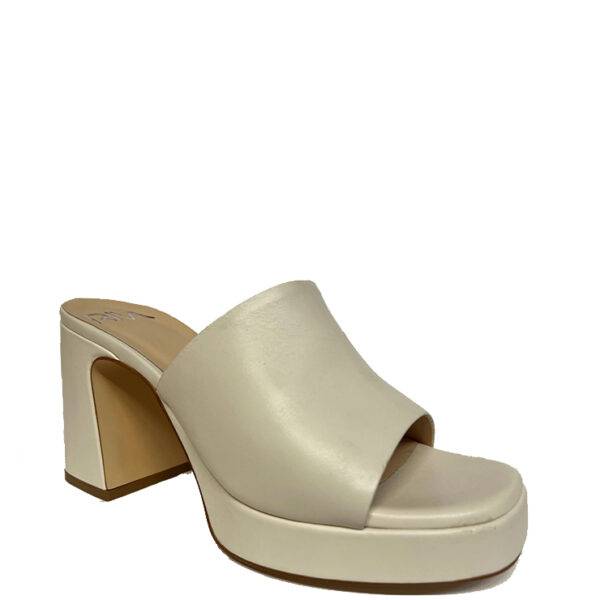 Sandalia de la marca Escala modelo 51165 en color beig. Sandalia con pala en napa con tacón de 9 cm y plataforma de 3 cm.