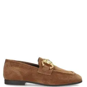 Mocasín de la marca Alpe modelo 2776 en color cuero. Mocasín elaborado en ante con tacón de 1 cm, suela antideslizante, sin cierre. Detalle de eslabón metálico en el empeine.