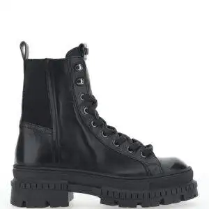 Botín de la marca Mjus modelo Geordie en color negro. Botines estilo militar elaborados en cuero con detalle elástico en la parte trasera. Cierre con cordones y cremallera lateral. Suela track de goma de 4 cm y tacón ancho de 5 cm.