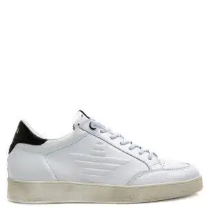 Zapatillas de la marca Cetti modelo C-1307 en color blanco. Zapatillas elaboradas en piel blanca. Plantilla extraible de piel y gel. Suela de goma. Detalle de marca en contraste en la parte trasera.