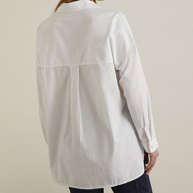 Camisa de la marca Yerse modelo 39864 en blanco. Camisa de algodón oversize de manga larga con rayas verticales en azul claro y blanco. Cuello camisero. Bolsillos en la parte delantera. Cierre frontal con botonadura.