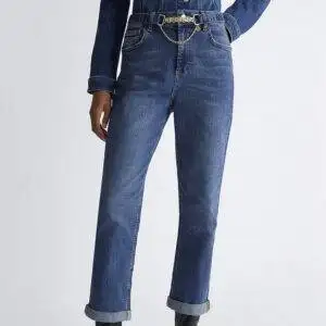 Pantalón de la marca LiuJo modelo UF3019 D4391 en color azul. Pantalón tipo vaquero en denim de algodón elástico recto con vuelta efecto desgastado. Talle alto. Corte Bottom Up. Pernera recta. Cinturón con hebilla decorativa a juego. Logotipo metálico en la parte trasera. Cierre con cremallera oculta y botón.