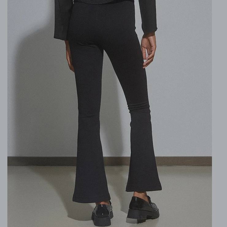 Pantalón de la marca BSB modelo 050-212020 en color negro. Pantalones acampanados elaborados en tejido elástico. Sin bolsillos. Cierre frontal con botón y cremallera.