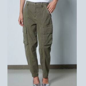 Pantalón de la marca BSB modelo 050-212800 en color verde. Pantalón cargo de algodón de tiro alto. Bolsillos exteriores y bolsillos laterales. Cierre frontal con cremallera y botón, corte estándar.