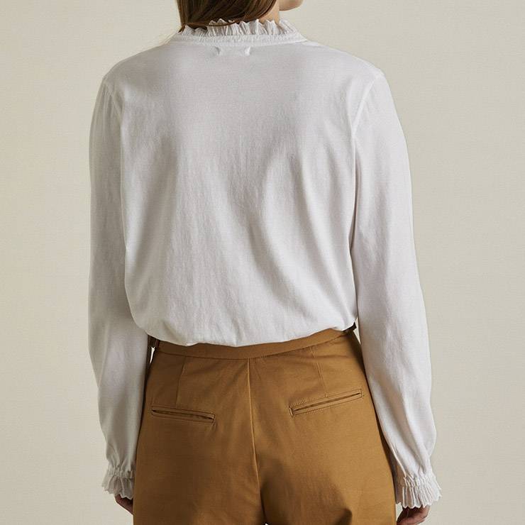 Camiseta de la marca Yerse modelo 39407 en color blanco. Camiseta bimateria de manga larga y cuello bordado. Detalles de puntillas en las mangas y el cuello. 100% Algodón.