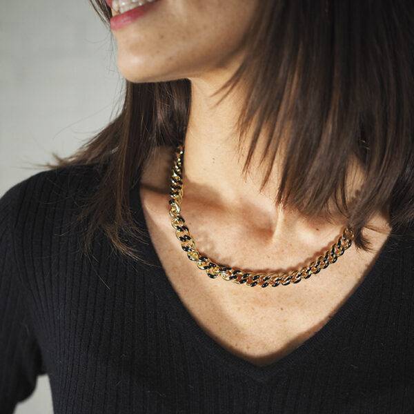 Collar de la marca ICON, modelo Pansar Necklace. Collar de acero de cadena con cierre en T y combinación de dos colores: negro y dorado.