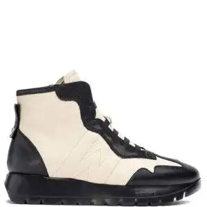 Botín de la marca Wonders modelo England en color beig. Botín deportivo elaborado en piel texturizada en combinación de beig y negro. Suela de goma EVA con 2,5 cm de altura con tecnología WondersFly™. Plantilla MemoryGel extraíble.