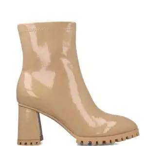 Botín de la marca Menbur modelo 24612 en color beig.