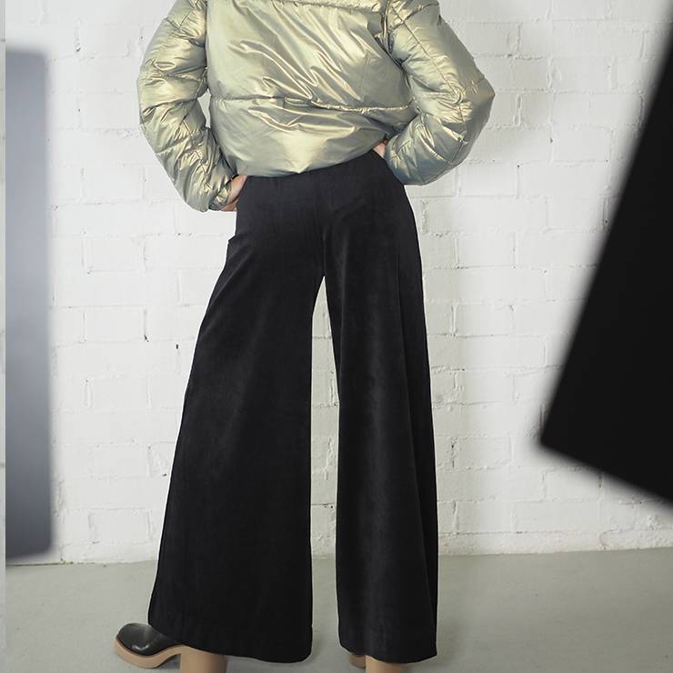 Pantalón de la marca italiana Ragno, moldeo DL96PA en color negro. Pantalón de terciopelo con goma en la parte superior. Pantalón de corte ancho acampanado. Sin bolsillos.