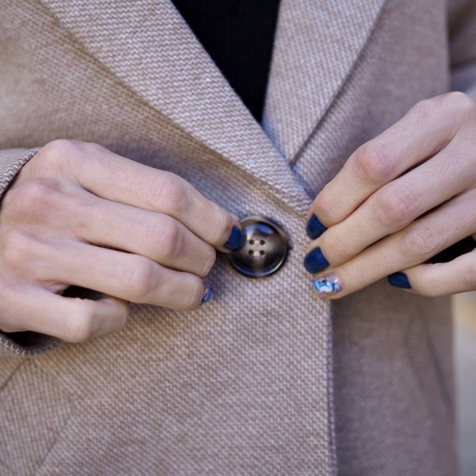 Abrigo de la marca Laia Laffaure en color arena. Abrigo de paño. Cierre con 2 botones y bolsillos oblicuos.