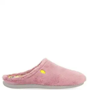 Zapatillas de la marca Gioseppo modelo Dornoch en color rosa. Zapatillas de casa destalonadas en pelo sintético. Planta estampada en materiales reciclados. Ribete de pelo muy suave. Plantilla extraíble con materiales 100% reciclados. Suela de goma natural y pintas de goma EVA reciclada de colores. Forro transpirable.